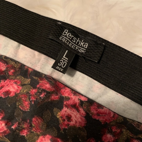🌹Bershka floral mini skirt🌹 - Picture 2 of 4